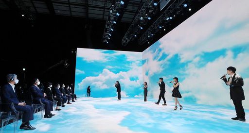 문재인 대통령이 지난달 24일 오후, 경기 김포시 민간 온라인 공연장인 캠프원에서 열린 ‘디지털 뉴딜 문화콘텐츠산업 전략 보고회’에 참석, 3D 입체 음향 기술의 소리를 통해 공간을 인식하는 ‘메이트리’의 실감 콘텐츠 아카펠라 공연을 관람하고 있다. 사진 왼쪽부터 최기영 과학기술정보통신부 장관, 홍남기 경제부총리 겸 기획재정부 장관, 진솔 플래직 대표, 문재인 대통령, 이성호 디스트릭트 대표, 박양우 문체부 장관, 박영선 중기부 장관. 김포=연합뉴스