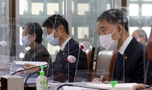 박능후 보건복지부 장관이 7일 오전 국회에서 열린 보건복지위원회 국정감사에서 의원 질의에 답하고 있다. 뉴스1