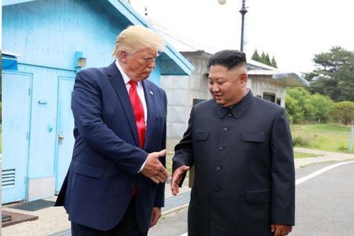 지난해 6월 판문점 ‘자유의 집’에서 깜짝 만남을 가진 도널드 트럼프 미국 대통령과 김정은 북한 국무위원장. 연합뉴스