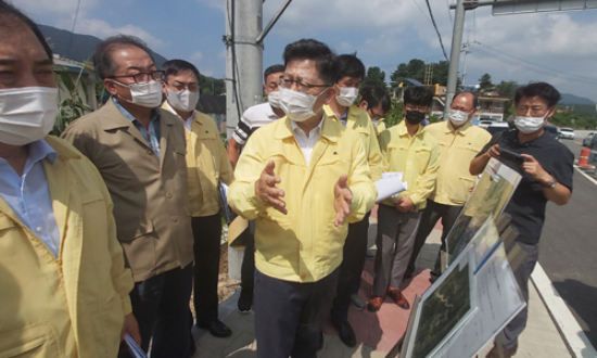 김현수 농림축산식품부 장관이 지난 8월 경기도 포천을 방문해 아프리카돼지열병 방역 현장을 점검하고 있다. 농림축산식품부 제공