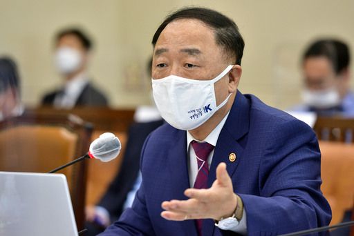 8일 국회 기획재정위원회 기재부 조세정책에 대한 국정감사에서 홍남기 경제부총리가 의원 질의에 답변을 하고 있다 공동취재사진