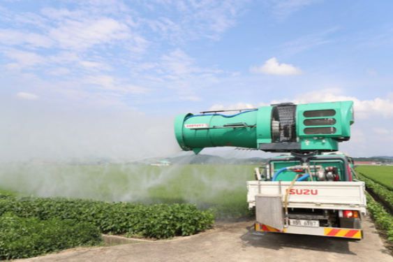 광역살포기로 아프리카돼지열병 방역 약제를 살포하는 모습. 농림축산식품부 제공