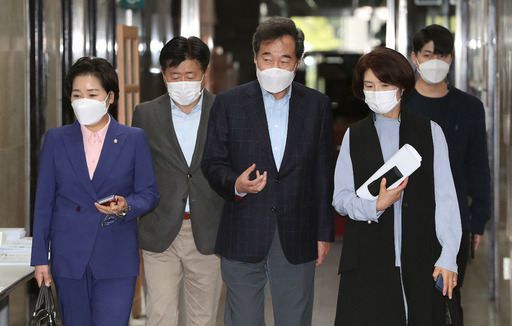 최고위 워크숍 참석하는 이낙연 더불어민주당 이낙연 대표(왼쪽 세번째)가 11일 국회에서 비공개로 열린 최고위원회의 워크숍에 참석하고 있다. 뉴스1