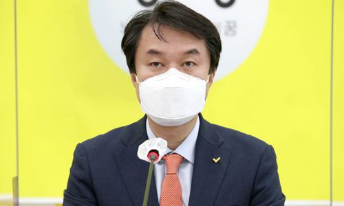 정의당 김종철 신임 대표가 12일 오전 서울 여의도 국회에서 열린 대표단 회의에서 발언하고 있다. 연합뉴스