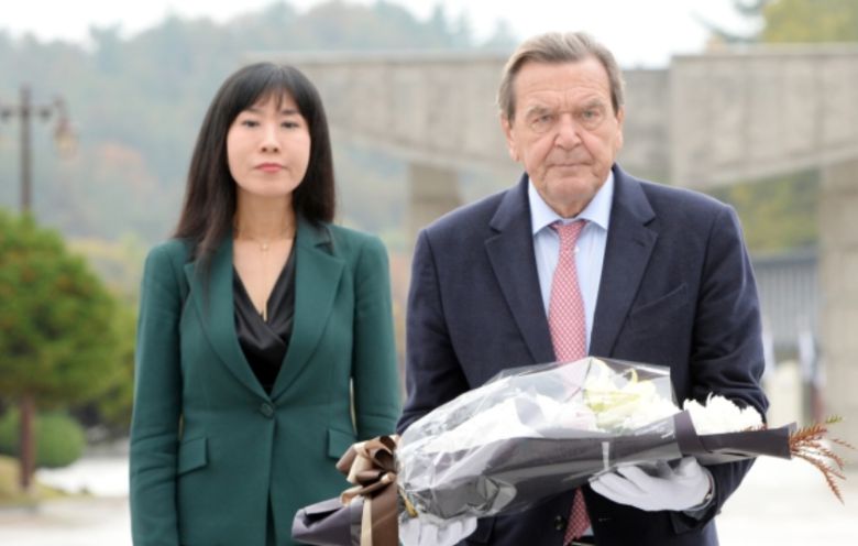 지난 2018년 광주 북구 5·18 국립민주묘지를 방문해 헌화하고 있다. 뉴스1