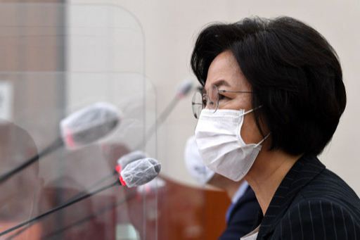 추미애 법무부 장관이 12일 국회에서 열린 법제사법위원회 법무부 등에 대한 국정감사에서 의원 질의에 답변하고 있다. 연합뉴스