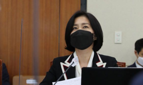 국민의힘 허은아 의원이 정한근 한국방송통신전파진흥원장에게 옵티머스 펀드와 관련해 질의하고 있다. 연합뉴스