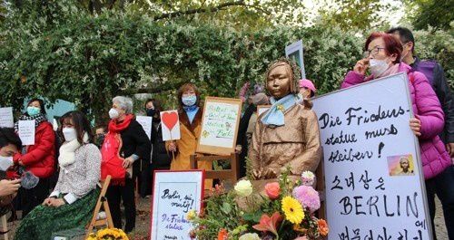 지난 13일 독일 수도 베를린에서 시민들이 거리에 설치된 ‘평화의 소녀상’에 대한 당국의 철거명령에 항의하기 위해 미테구청 앞에서 시위를 벌이고 있다. 연합뉴스