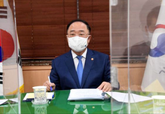 홍남기 부총리 겸 기획재정부 장관이 16일 서울 종로구 정부서울청사에서 9월 고용동향을 주요내용으로 관계장관회의(녹실회의)를 주재하고 있다. 기획재정부 제공