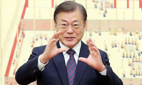 문재인 대통령이 16일 오전 청와대 본관에서 열린 주한대사 신임장 제정식에 참석해 기념촬영을 너무 빨리 끝낸 뭄타즈 자흐라 발로치 주한파키스탄대사의 장면을 잘 잡았냐고 취재진에게 물어보고 있다. 뉴시스