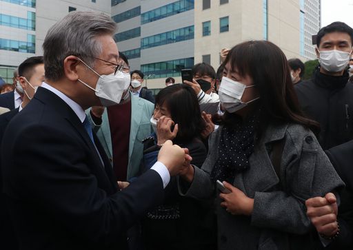 16일 파기환송심에서 무죄를 선고받아 ‘사법 족쇄’를 벗었다는 평가를 받는 이재명 경기도지사가 재판을 마친 뒤 지지자와 활짝 웃으며 인사를 나누고 있다. 수원=연합뉴스