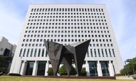 검찰은 옵티머스자산운용 펀드 사기 사건과 관련해 이번주 중 수사팀을 확대·재편성하고 각종 의혹에 대해 전방위 수사에 나설 계획이다. 사진은 18일 서울 서초구 대검찰청 전경. 이제원 기자