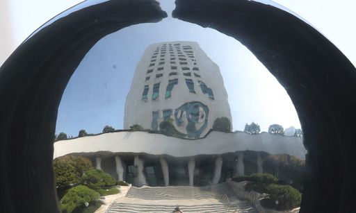 19일 서울 서초구 대검찰청에 설치된 조형물에 대검청사가 투영되고 있다. 뉴스1