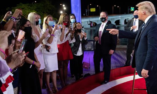 도널드 트럼프 미국 대통령이 지난 15일(현지시간) 플로리다주 마이애미의 페레스 미술박물관에서 NBC방송과 타운홀 행사를 마친 뒤 청중과 담소를 나누고 있다. 마이애미=AFP연합뉴스