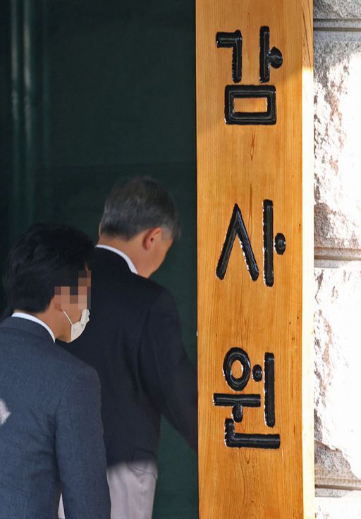 최재형 감사원장(오른쪽)이 20일 오전 서울 종로구 삼청동 감사원으로 출근하고 있다. 감사원은 이날 오후 2시 한국수력원자력(한수원)의 월성 1호기 조기폐쇄 결정에 대한 타당성 감사 결과 보고서를 국회에 제출했다.연합뉴스