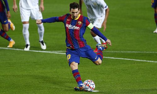 리오넬 메시가 21일 스페인 바르셀로나의 캄노우에서 열린 페렌츠바로시와의 2020∼2021 UCL 조별리그 G조 1차전에서 페널티킥으로 이 대회 16시즌 연속 득점에 성공하고 있다. 바르셀로나=AP연합뉴스