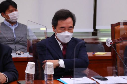 더불어민주당 이낙연 대표가 21일 서울 여의도 국회에서 열린 외교통일위원회의 주일대사관, 주중대사관에 대한 화상 국정감사에 참석하고 있다. 연합뉴스