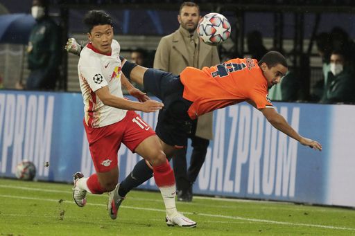 라이프치히의 황희찬(왼쪽)이 21일 독일 라이프치히 RB아레나에서 열린 바샥세히르와의 2020∼2021 UEFA 챔피언스리그 조별리그 H조 1차전에서 후반 교체로 출장해 수비수의 견제를 뚫고 드리블하고 있다. 라이프치히=AP연합뉴스