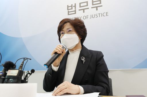 이영희 법무부 교정본부장이 21일 서울 서초구 서울고등검찰청 의정관에서 대체복무제 시행 관련 브리핑을 하고 있다. 뉴스1