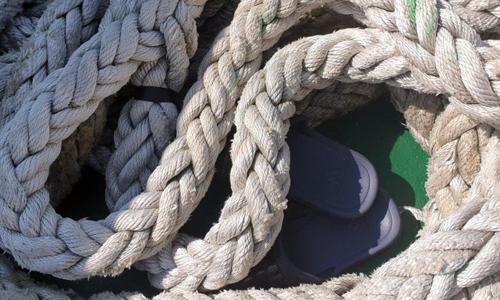 지난 9월 21일 실종됐다가 북한에서 피격돼 사망한 공무원 이씨의 슬리퍼. 연합뉴스