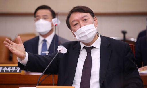 윤석열 검찰총장이 22일 서울 여의도 국회에서 열린 법제사법위원회의 대검찰청에 대한 국정감사에서 의원 질의에 답변하고 있다. 허정호 선임기자