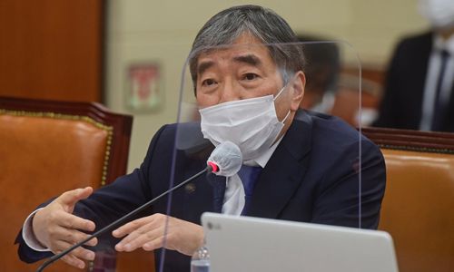 윤석헌 금감원장이 23일 국회에서 열린 정무위원회의 금융위원회·금융감독원에 대한 종합감사에서 의원들의 질의에 답하고 있다. 연합뉴스