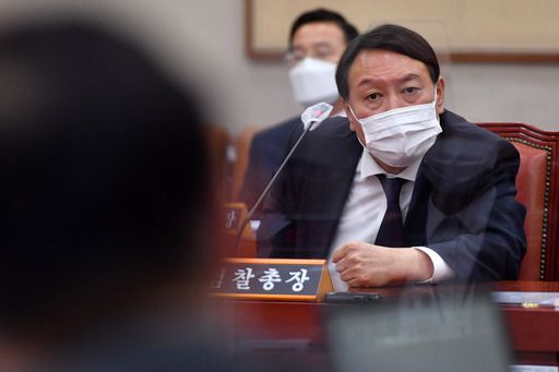 윤석열 검찰총장이 지난 22일 오후 서울 여의도 국회에서 열린 법제사법위원회의 대검찰청에 대한 국정감사에 출석해 박범계 더불어민주당 의원과 언쟁을 벌이고 있다. 공동취재사진