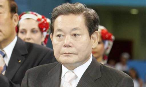 사진은 2004년 8월 15일 아테네 아노리오시아홀에서 열린 아테네 올림픽 유도 시상식에 박수치는 이건희 회장. 연합뉴스