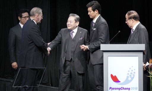 지난 2011년 7월 6일남아공 더반 국제컨벤션센터에서 열린 국제올림픽위원회(IOC) 총회에 참석한 이건희 삼성회장이 평창 유치위 프리젠테이션이 끝난 뒤 자크로게 IOC위원장과 악수를 하고 있다. 연합뉴스