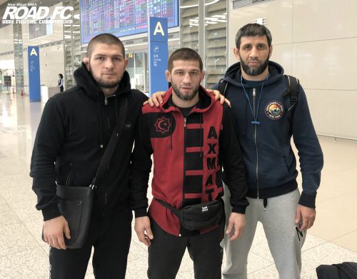 지난해 9월 사촌형 샤밀 자브로프(사진 가운데)의 세컨드 자격으로 한국을 찾은 하빕 누르마고메도프(〃 왼쪽). 로드 FC 홈페이지 캡처