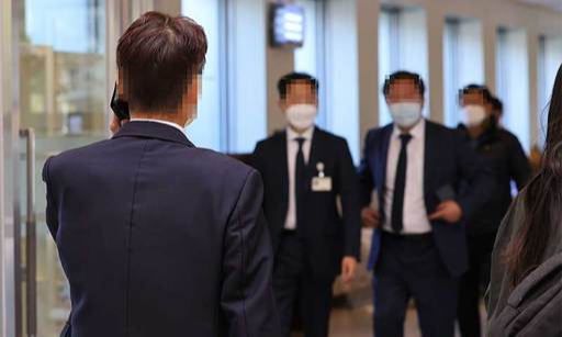 이건희 삼성그룹 회장이 별세한 25일 서울 강남구 삼성서울병원 장례식장에서 삼성 관계자들이 분주하게 움직이고 있다. 연합뉴스