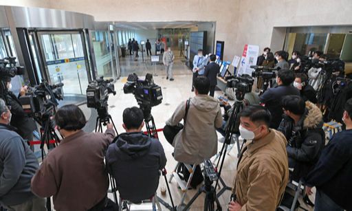 25일 이건희 삼성전자 회장의 빈소가 마련된 서울 강남구 삼성서울병원 장례식장 입구에 취재진이 대기하고 있다. 연합뉴스