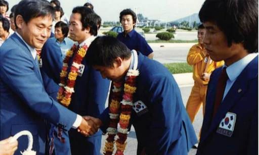 1982년8월 대한아마추어레슬링협회장이던 이건희 회장이 김포공항에서 선수단을 격려하는 모습. 삼성 제공