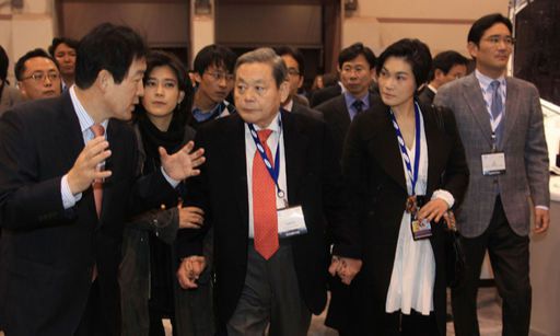 2010년 이재용 삼성전자 부회장, 이부진 호텔 신라 사장, 이서현 삼성복지재단 이사장과 CES2010에 참석한 이건희 회장. 삼성 제공