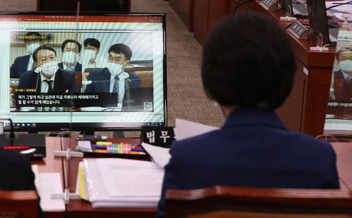 추미애 법무부 장관이 26일 서울 여의도 국회에서 열린 법제사법위원회의 법무부, 대법원, 감사원, 헌법재판소, 법제처 종합감사에서 질의에 윤석열 검찰총장 관련 의원 질의에 답변하고 있다. 연합뉴스