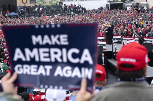 도널드 트럼프 미국 대통령이 26일(현지시간) 펜실베이니아주 리티츠의 랭카스터 공항에서 유세하고 있다. 연합뉴스