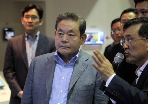 2011년 7월29일 선진제품 비교전시회에서 설명을 듣는 이건희 회장 모습. 삼성 제공