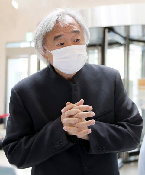 백건우 피아니스트가 27일 오후 고 이건희 삼성그룹 회장의 빈소가 마련된 서울 강남구 삼성서울병원 장례식장에 들어서고 있다. 연합뉴스