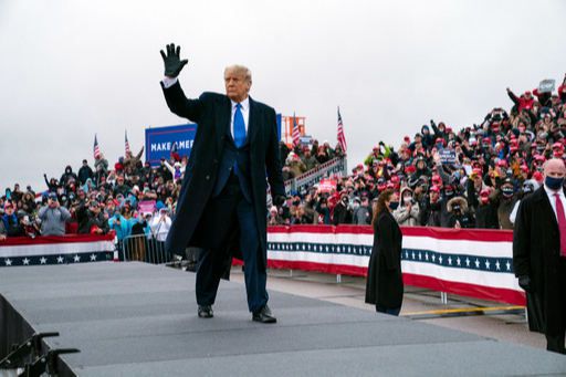 도널드 트럼프 미국 대통령이 27일(현지시간) 미시간주 랜싱의 수도권 국제공항에서 유세를 마친 뒤 지지자들에게 손을 흔들고 있다. 랜싱=AP연합뉴스