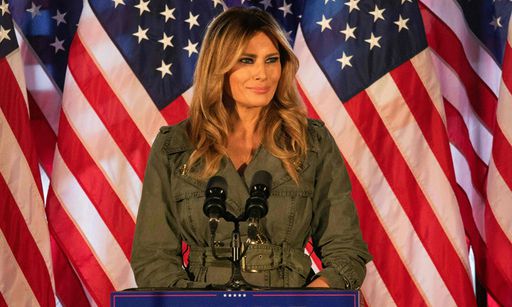 도널드 트럼프 미국 대통령의 부인 멜라니아 여사가 27일(현지시간) 펜실베이니아주 애트 글렌에서 대선 지원 유세에 나서고 있다. 체스터=AFP연합뉴스