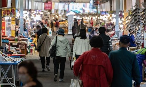 서울 종로구 광장시장을 찾은 시민들이 상품을 살펴보고 있다. 뉴스1