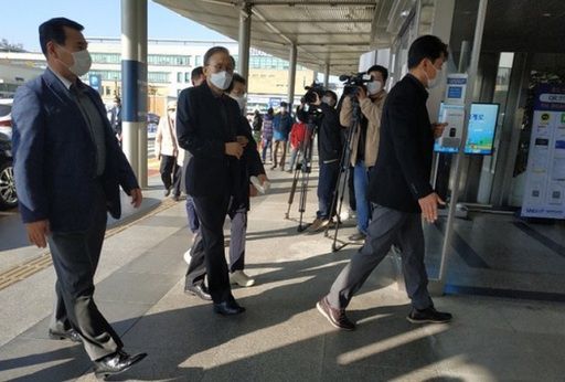 이명박 전 대통령(가운데)이 30일 진료를 받기 위해 서울대병원에 들어서는 모습. 뉴시스