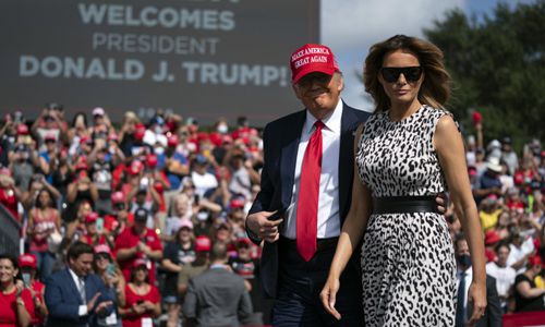 29일(현지시간) 도널드 트럼프 미국 대통령과 멜라니아 트럼프 여사가 플로리다주 탬파에서 선거 유세를 하고 있다. 탬파=AP연합뉴스