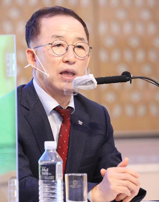 김사열 대통령 직속 국가균형발전위원장이 최근 대구 호텔수성에서 열린 아시아포럼21 초청토론회에서 모두 발언을 하고 있다. 아시아포럼21 제공.