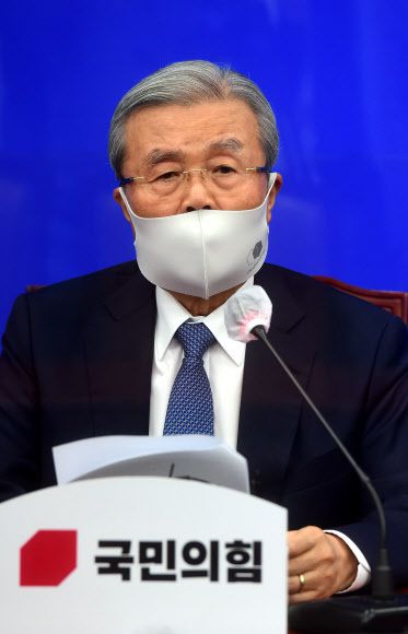 김종인 국민의힘 비상대책위원장이 1일 오후 서울 여의도 국회 본청에서 민주당 '손바닥 뒤집기' 몰염치 공천 규탄 긴급 기자간담회를 하고 있다. 뉴시스