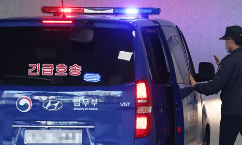 2일 경기 수원시 영통구 수원지방법원에서 열리는 이춘재 연쇄살인 8차 사건 재심 9차 공판에 증인으로 채택된 이춘재가 탑승한 것으로 추정되는 호송차가 도착하고 있다. 뉴시스