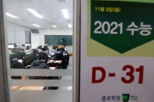 수능이 한 달 앞으로 다가온 2일 오후 서울 마포구 종로학원 본원에서 수험생들이 수업을 받고 있다. 연합뉴스