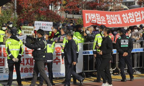 2일 오후 이명박 전 대통령이 수감될 서울 송파구 동부구치소 앞에서 이 전 대통령 재수감 찬반 시위대가 구호를 외치고 있다. 연합뉴스