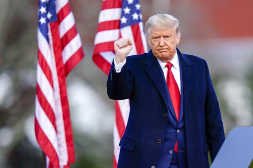 도널드 트럼프 대통령이 지난달 31일(현지시간) 펜실베이니아주 뉴타운에서 유세 연설을 마친 뒤 지지자들을 향해 주먹을 들어 보이고 있다. 뉴타운 AP=연합뉴스