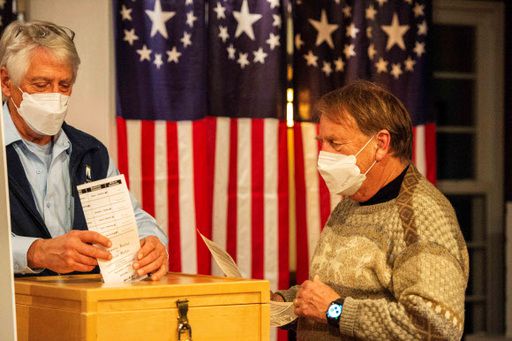 미국 대선 투표일인 3일(현지시간) 0시쯤 투표가 가장 먼저 시작되는 뉴햄프셔주 딕스빌 노치 소재 발삼스 리조트의 헤일 하우스에 마련된 투표소에서 이 마을 유권자 레즈 오튼이 한 표를 행사하고 있다. AFP=연합뉴스